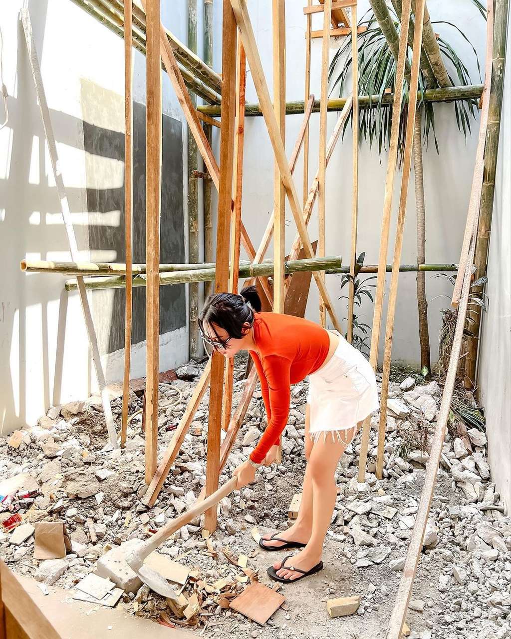 Dulu Tinggal di Kontrakan Tanpa Toilet, Kini Wika Salim Punya Rumah Sendiri: Salfok Pamer Gaya Jadi Tukang Bangunan