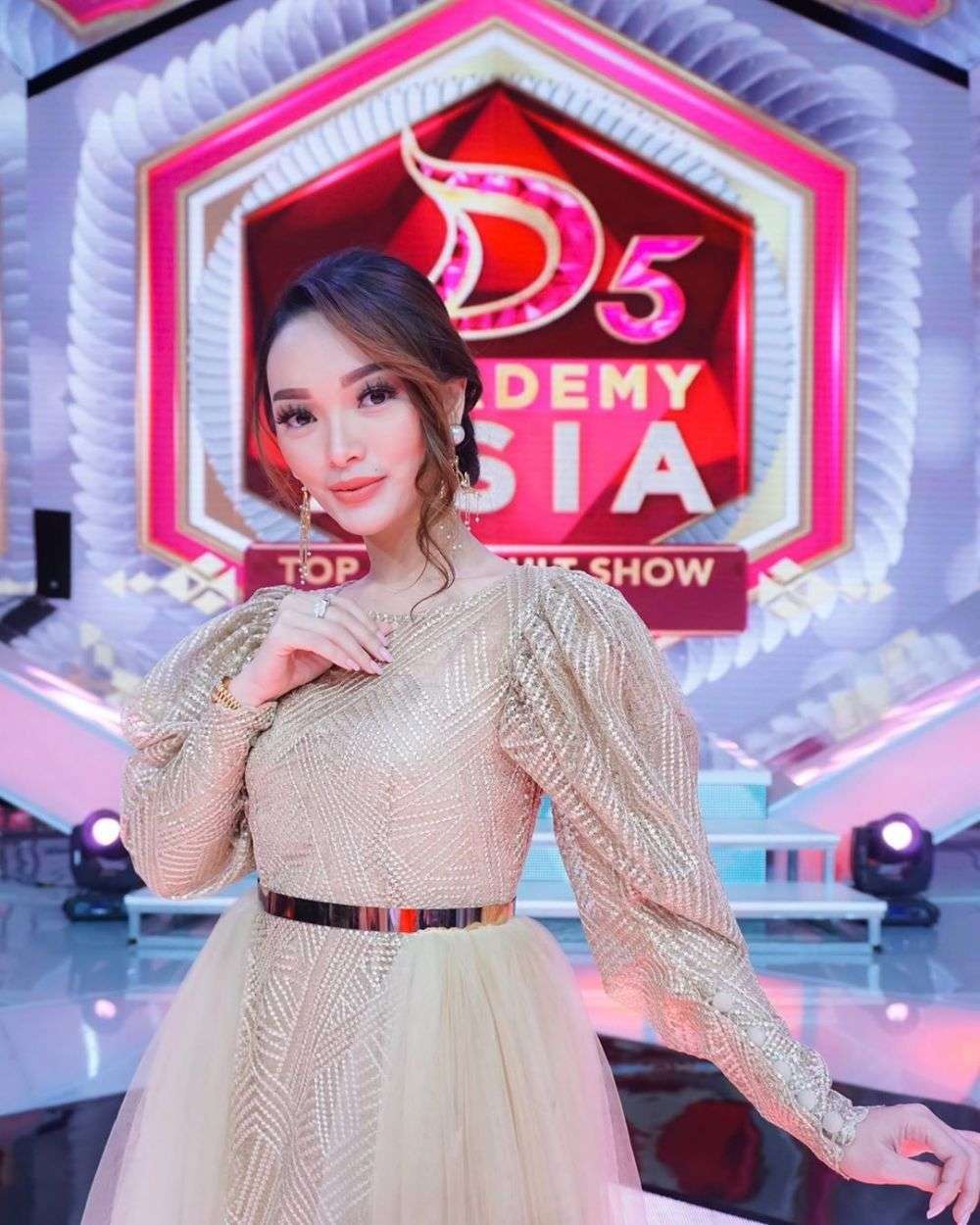 Sederet Artis Terkenal Ini Dulu Pernah Hidup Susah, Kini Tajir Melintir!