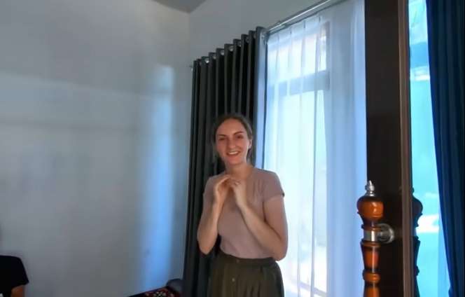 Potret Bule Cantik Asal Serbia yang Kini Tinggal di Kampung Cirebon, Penampakan Rumahnya Disorot