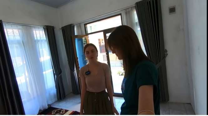 Potret Bule Cantik Asal Serbia yang Kini Tinggal di Kampung Cirebon, Penampakan Rumahnya Disorot