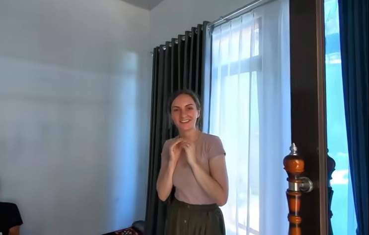 Potret Bule Cantik Asal Serbia yang Kini Tinggal di Kampung Cirebon, Penampakan Rumahnya Disorot