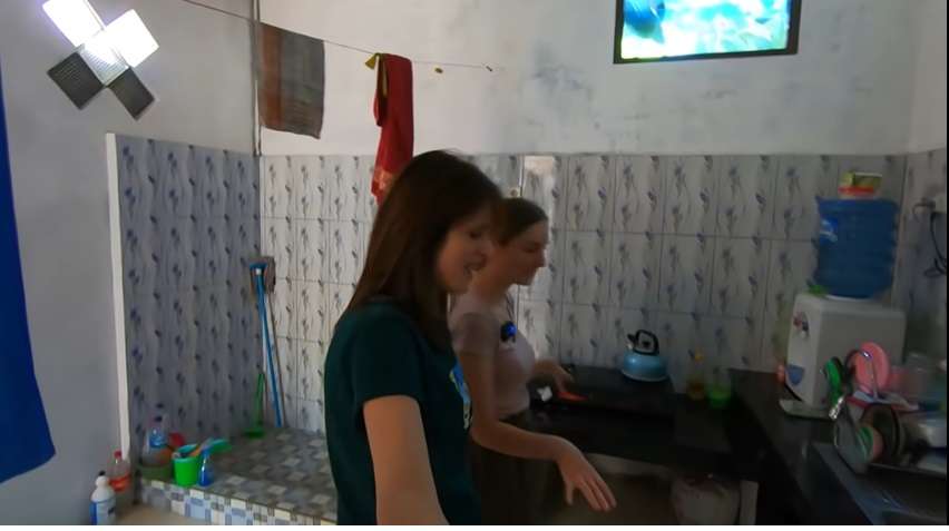 Potret Bule Cantik Asal Serbia yang Kini Tinggal di Kampung Cirebon, Penampakan Rumahnya Disorot