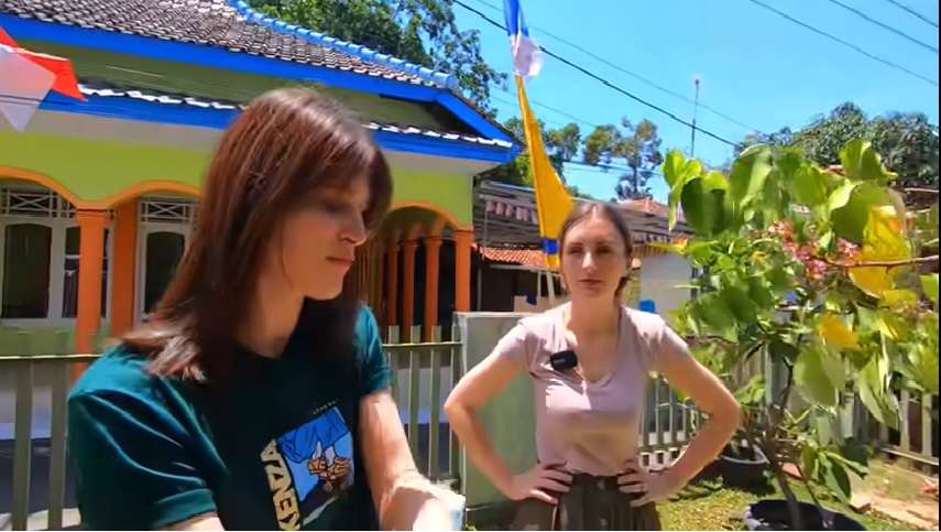 Potret Bule Cantik Asal Serbia yang Kini Tinggal di Kampung Cirebon, Penampakan Rumahnya Disorot
