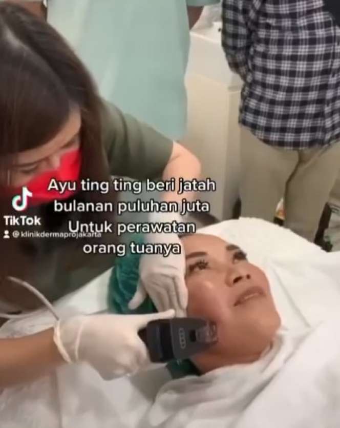 Diberi Jatah Ratusan Juta, 8 Potret Umi Kalsum Ibunda Ayu Ting Ting yang Makin Glowing, Bak Ibu-Ibu Pejabat!