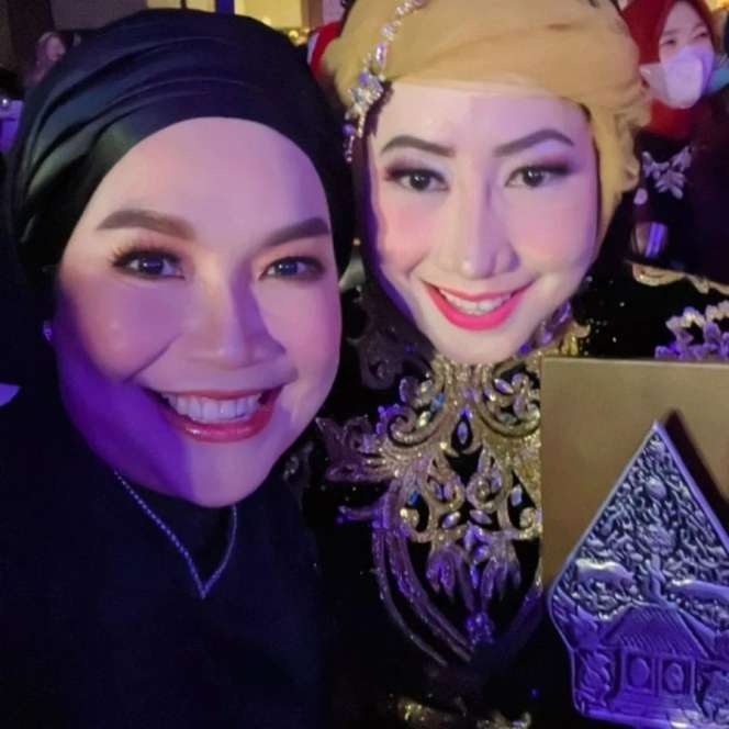 Diberi Jatah Ratusan Juta, 8 Potret Umi Kalsum Ibunda Ayu Ting Ting yang Makin Glowing, Bak Ibu-Ibu Pejabat!