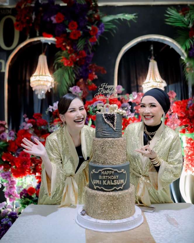 Diberi Jatah Ratusan Juta, 8 Potret Umi Kalsum Ibunda Ayu Ting Ting yang Makin Glowing, Bak Ibu-Ibu Pejabat!