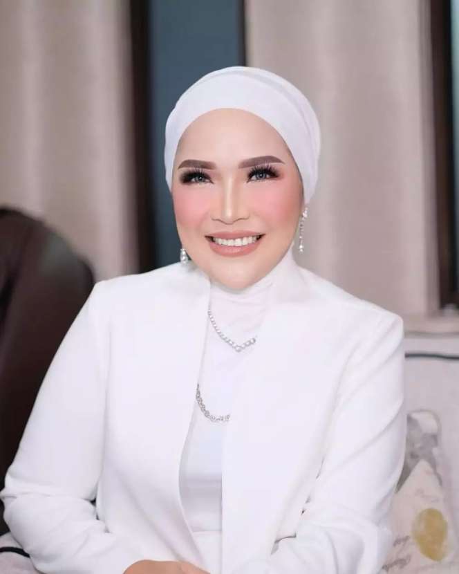 Diberi Jatah Ratusan Juta, 8 Potret Umi Kalsum Ibunda Ayu Ting Ting yang Makin Glowing, Bak Ibu-Ibu Pejabat!
