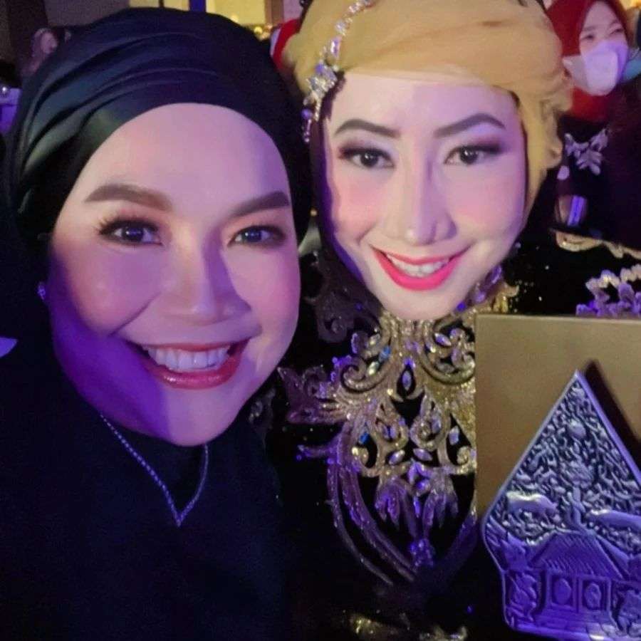 Diberi Jatah Ratusan Juta, 8 Potret Umi Kalsum Ibunda Ayu Ting Ting yang Makin Glowing, Bak Ibu-Ibu Pejabat!