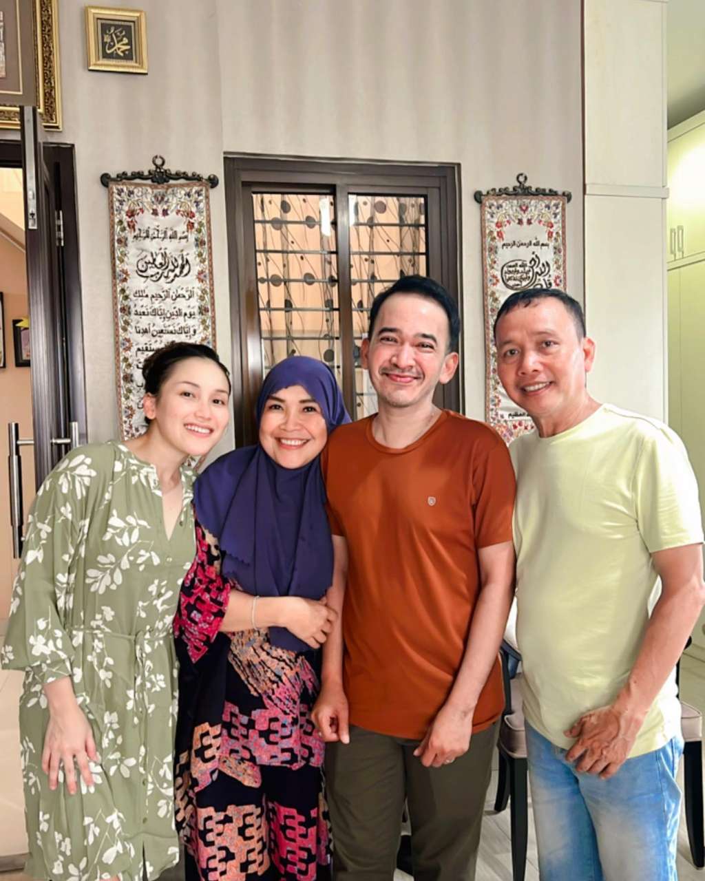 Diberi Jatah Ratusan Juta, 8 Potret Umi Kalsum Ibunda Ayu Ting Ting yang Makin Glowing, Bak Ibu-Ibu Pejabat!