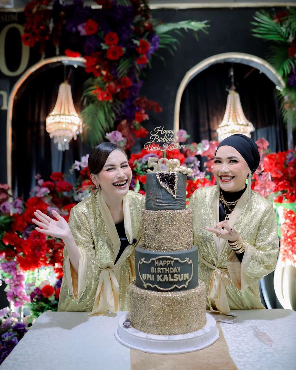 Diberi Jatah Ratusan Juta, 8 Potret Umi Kalsum Ibunda Ayu Ting Ting yang Makin Glowing, Bak Ibu-Ibu Pejabat!