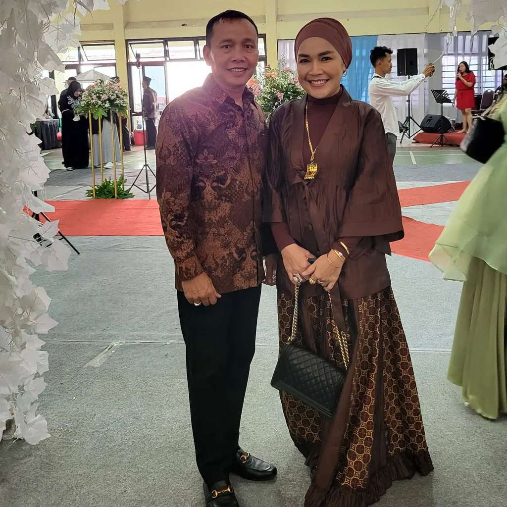 Diberi Jatah Ratusan Juta, 8 Potret Umi Kalsum Ibunda Ayu Ting Ting yang Makin Glowing, Bak Ibu-Ibu Pejabat!