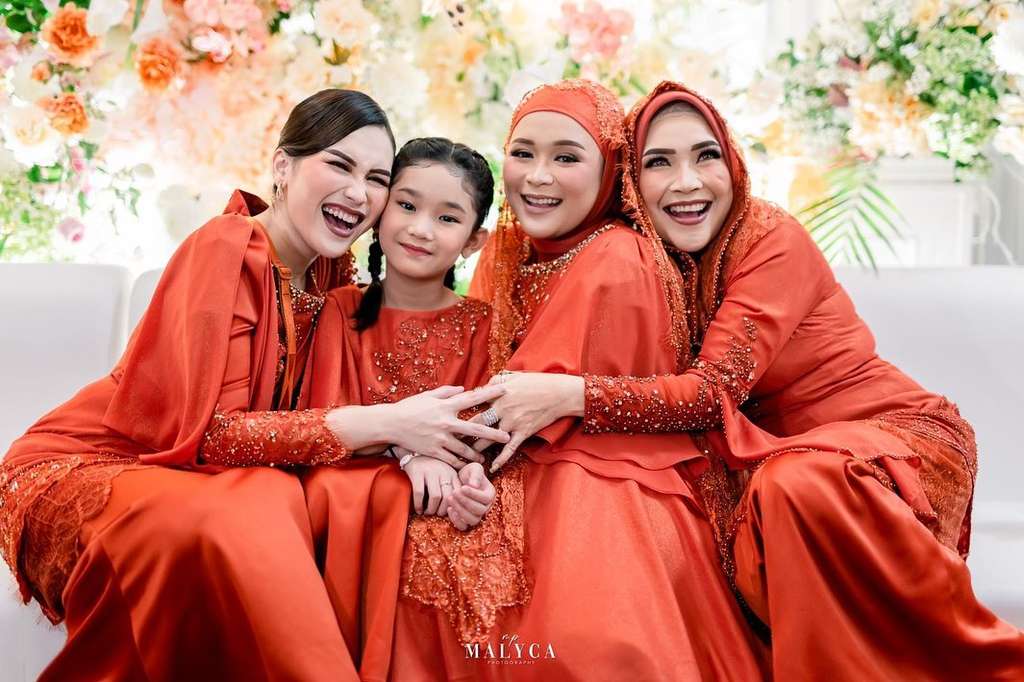 Diberi Jatah Ratusan Juta, 8 Potret Umi Kalsum Ibunda Ayu Ting Ting yang Makin Glowing, Bak Ibu-Ibu Pejabat!