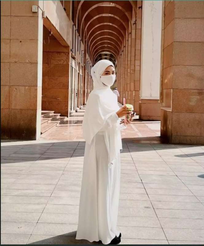 Potret 8 Seleb Saat Umrah, Ashanty Siapkan Busana Khusus Bareng Keluarga!