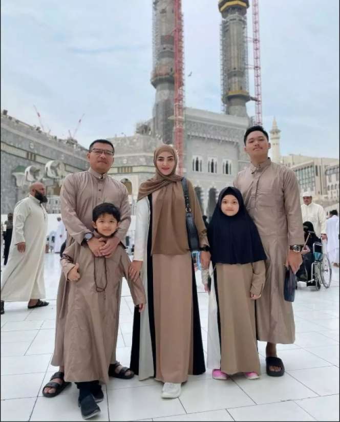 Potret 8 Seleb Saat Umrah, Ashanty Siapkan Busana Khusus Bareng Keluarga!