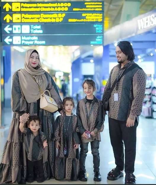 Potret 8 Seleb Saat Umrah, Ashanty Siapkan Busana Khusus Bareng Keluarga!