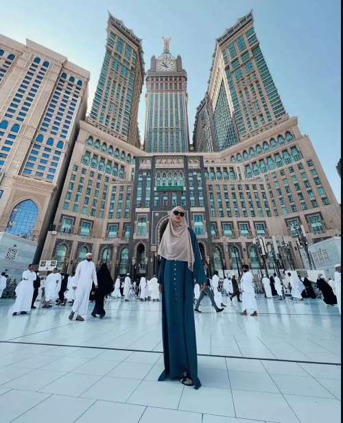 Potret 8 Seleb Saat Umrah, Ashanty Siapkan Busana Khusus Bareng Keluarga!