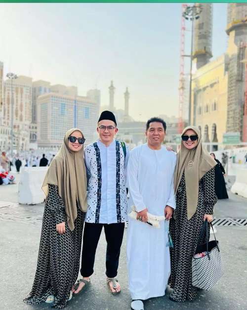 Potret 8 Seleb Saat Umrah, Ashanty Siapkan Busana Khusus Bareng Keluarga!