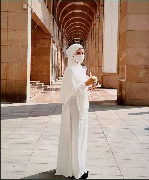 Potret 8 Seleb Saat Umrah, Ashanty Siapkan Busana Khusus Bareng Keluarga!