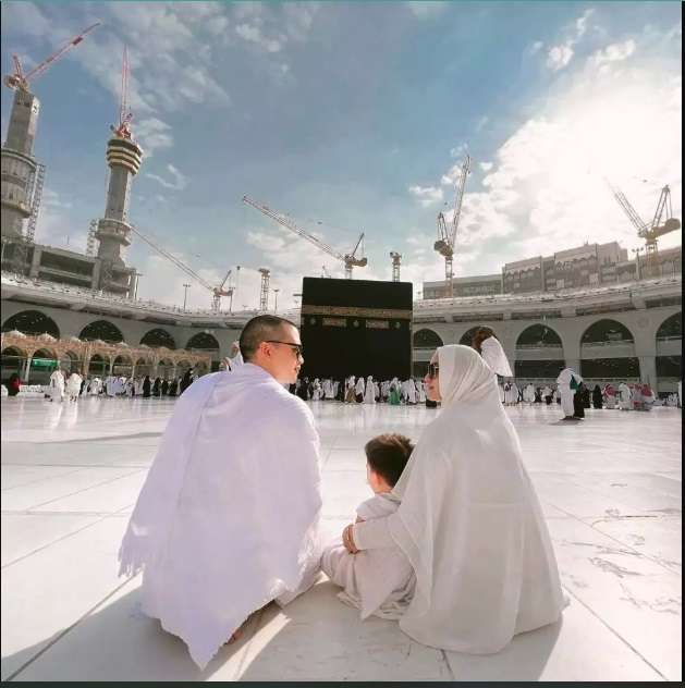 Potret 8 Seleb Saat Umrah, Ashanty Siapkan Busana Khusus Bareng Keluarga!