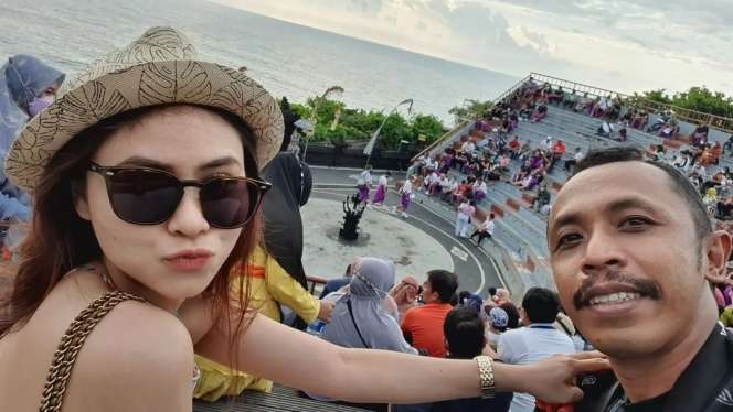 Ingat Mas Pur Tukang Ojek Pengkolan? Kehidupan Aslinya Lebih Indah dari Sinetron, Punya Istri Cantik & Muda, Pekerjaannya Disorot