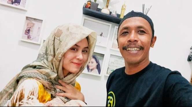 Ingat Mas Pur Tukang Ojek Pengkolan? Kehidupan Aslinya Lebih Indah dari Sinetron, Punya Istri Cantik & Muda, Pekerjaannya Disorot