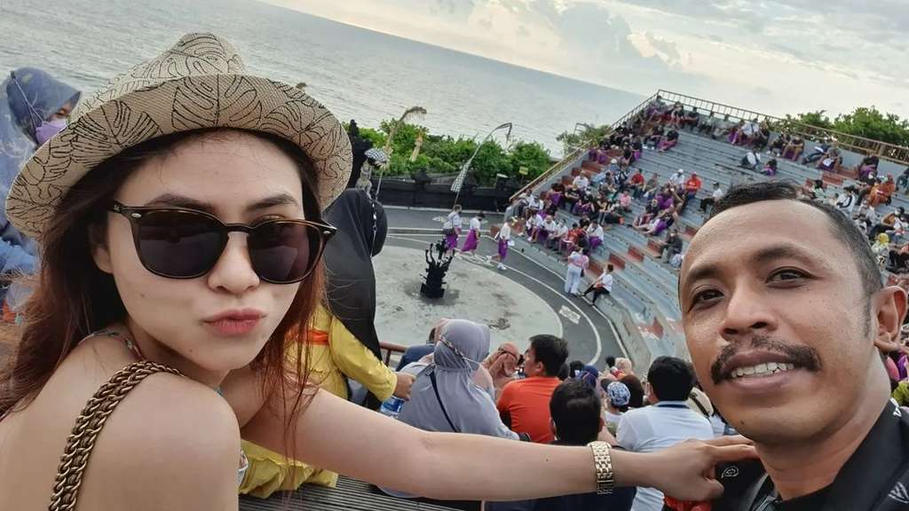 Ingat Mas Pur Tukang Ojek Pengkolan? Kehidupan Aslinya Lebih Indah dari Sinetron, Punya Istri Cantik & Muda, Pekerjaannya Disorot