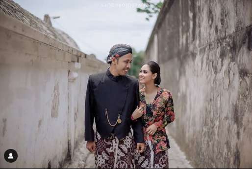 Ingat Mas Pur Tukang Ojek Pengkolan? Kehidupan Aslinya Lebih Indah dari Sinetron, Punya Istri Cantik & Muda, Pekerjaannya Disorot