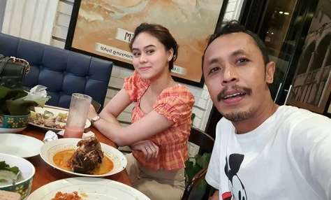 Ingat Mas Pur Tukang Ojek Pengkolan? Kehidupan Aslinya Lebih Indah dari Sinetron, Punya Istri Cantik & Muda, Pekerjaannya Disorot