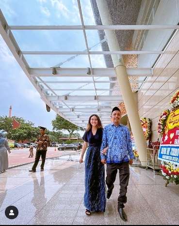 Ingat Mas Pur Tukang Ojek Pengkolan? Kehidupan Aslinya Lebih Indah dari Sinetron, Punya Istri Cantik & Muda, Pekerjaannya Disorot