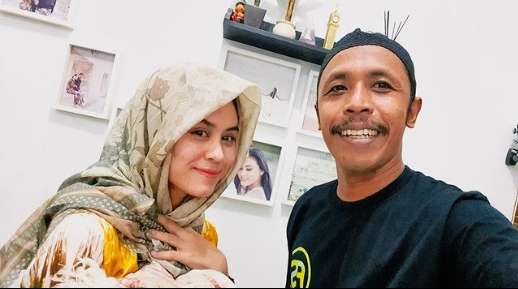 Ingat Mas Pur Tukang Ojek Pengkolan? Kehidupan Aslinya Lebih Indah dari Sinetron, Punya Istri Cantik & Muda, Pekerjaannya Disorot