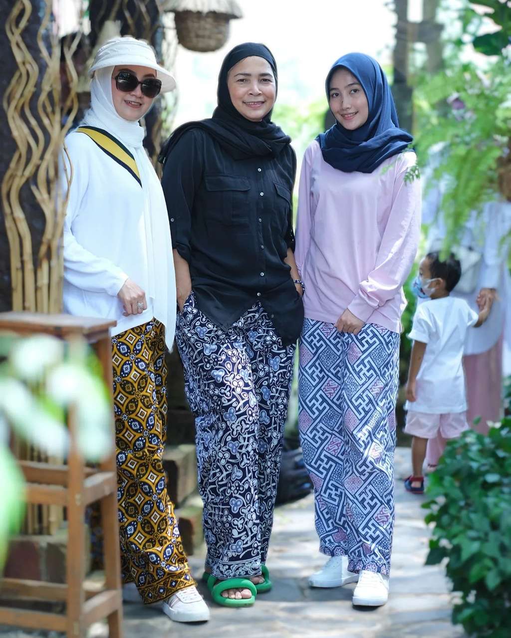 10 Tahun Dimadu dengan Karyawan Sendiri, 8 Potret Myrna Yuanita Istri Pertama Dik Doank, Berkelas Abis!