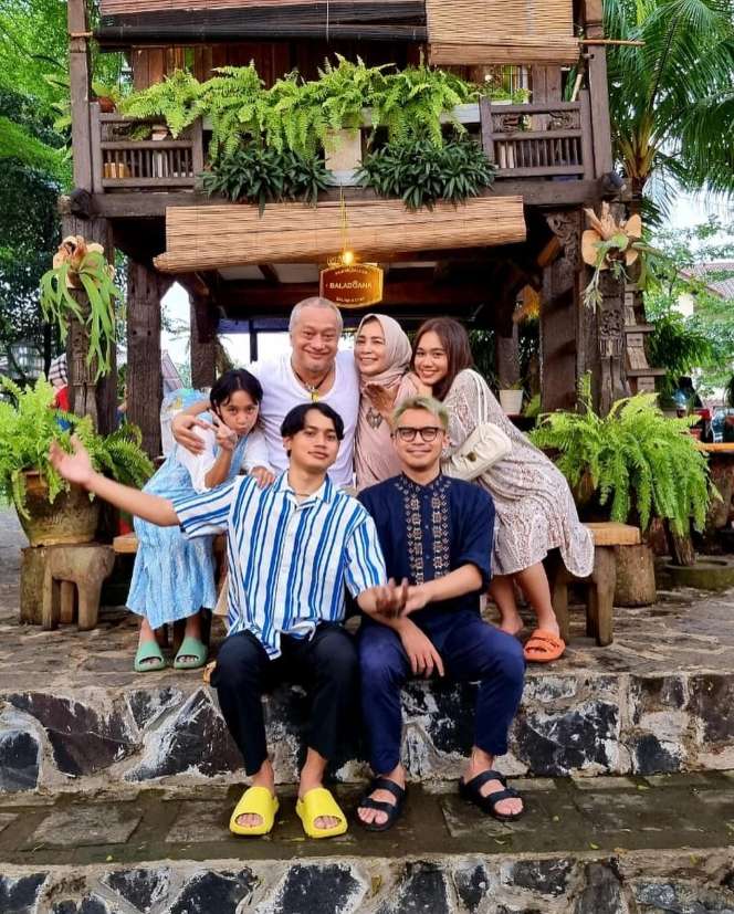 10 Tahun Dimadu dengan Karyawan Sendiri, 8 Potret Myrna Yuanita Istri Pertama Dik Doank, Berkelas Abis!