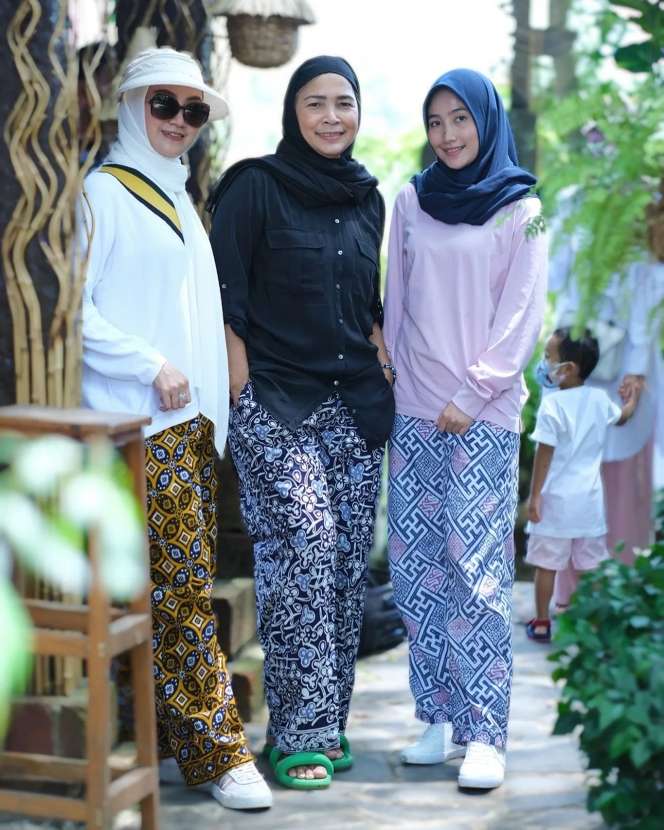 10 Tahun Dimadu dengan Karyawan Sendiri, 8 Potret Myrna Yuanita Istri Pertama Dik Doank, Berkelas Abis!