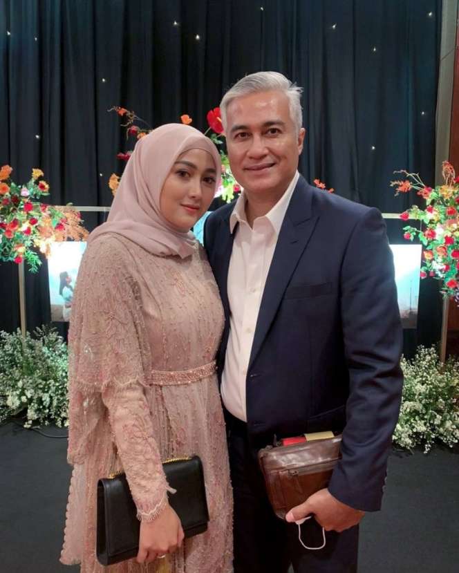Pasangan Seleb yang Menikah Terpaut Usia Jauh, Ada yang Lebih dari 40 Tahun!