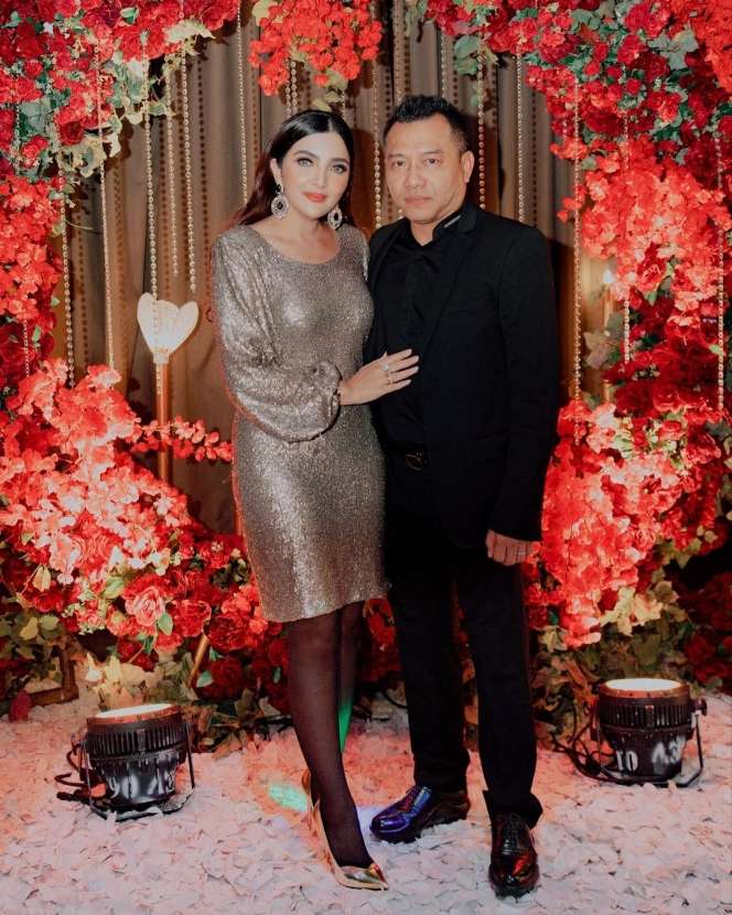 Pasangan Seleb yang Menikah Terpaut Usia Jauh, Ada yang Lebih dari 40 Tahun!