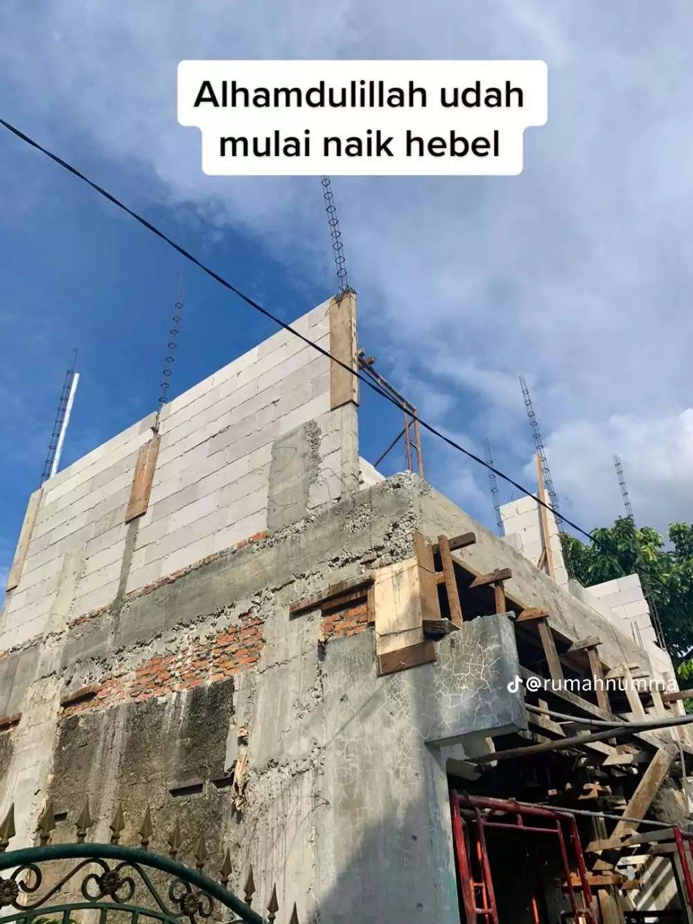 10 Transformasi Garasi Kecil Disulap Jadi Rumah Bertingkat yang Mewah & Estetik, Bak Hunian Orang Kaya!