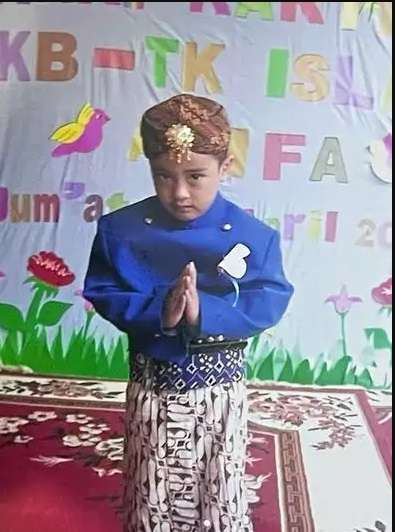 Potret Transformasi Abidzar Al Ghifari Anak Umi Pipik, Dulu Sering Pakai Peci Kini Gayanya Rocker Abis!