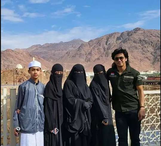 Potret Transformasi Abidzar Al Ghifari Anak Umi Pipik, Dulu Sering Pakai Peci Kini Gayanya Rocker Abis!