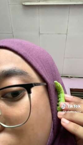 Viral Cewek Cantik Pakai Aksesoris dari Ulat Hidup, Bikin Netizen Geli & Merinding, Lihat 8 Potretnya!