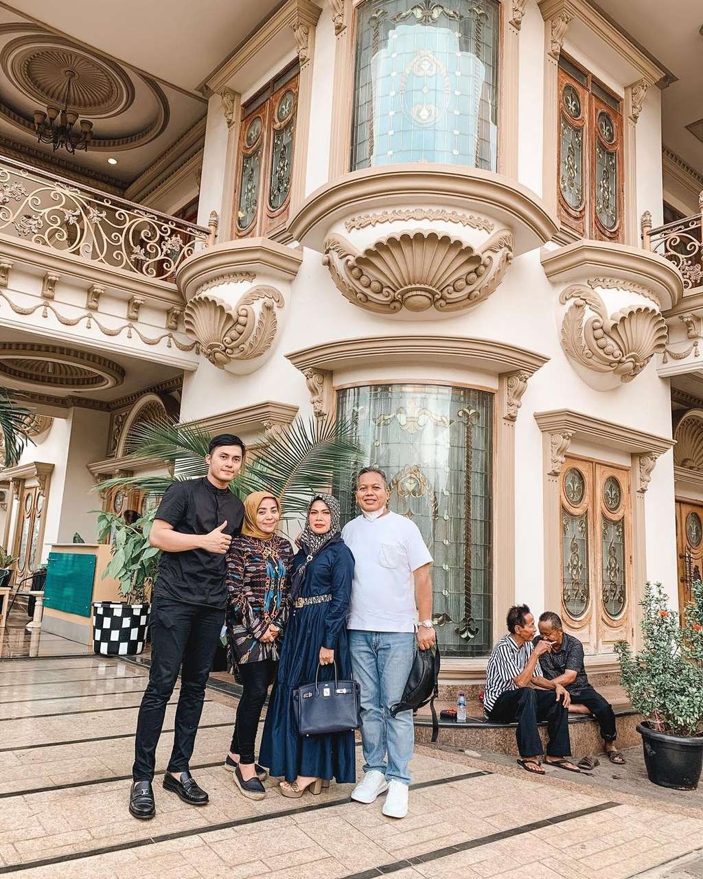 Potret Rumah Muzdalifah yang Pernah Ditawar Seharga Rp40 Miliar, Bak Istana Kerajaan Arab, Kini Disulap Jadi Restoran!