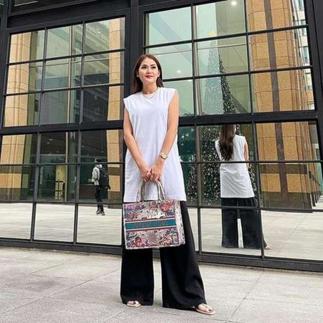 Potret Vegen Acni Mantan Istri Pertama Vincent Raditya, Dijuluki Hot Mom