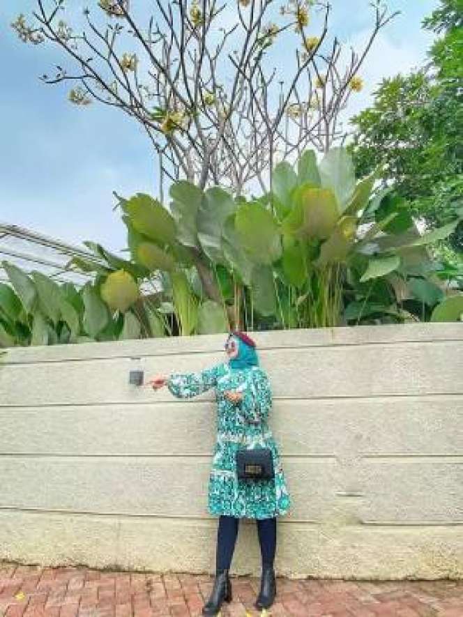 Potret OOTD Gonjreng Shelvie Hana Istri Daus Mini