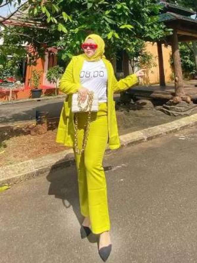 Potret OOTD Gonjreng Shelvie Hana Istri Daus Mini