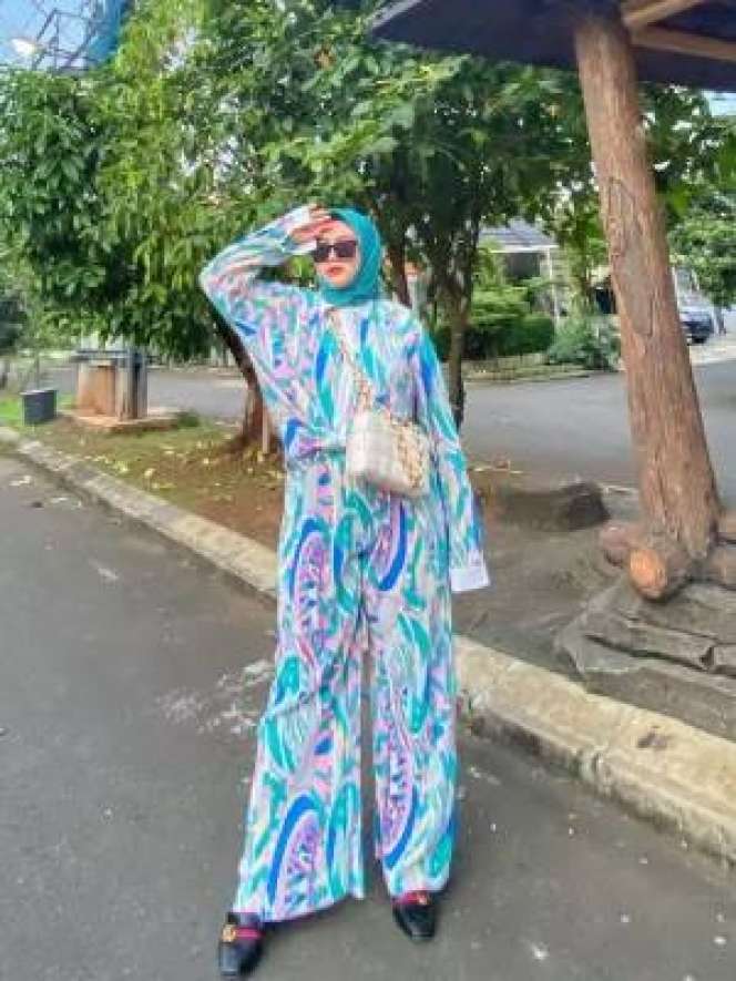 Potret OOTD Gonjreng Shelvie Hana Istri Daus Mini