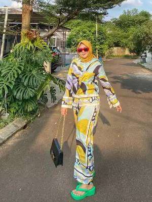 Potret OOTD Gonjreng Shelvie Hana Istri Daus Mini