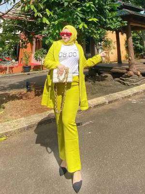 Potret OOTD Gonjreng Shelvie Hana Istri Daus Mini