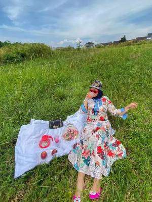 Potret OOTD Gonjreng Shelvie Hana Istri Daus Mini