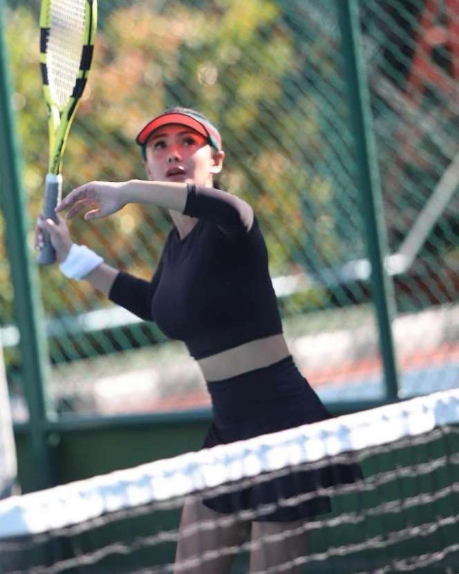 Potret Yuni Shara Main Tenis, Netizen Salfok Kebagian Ini