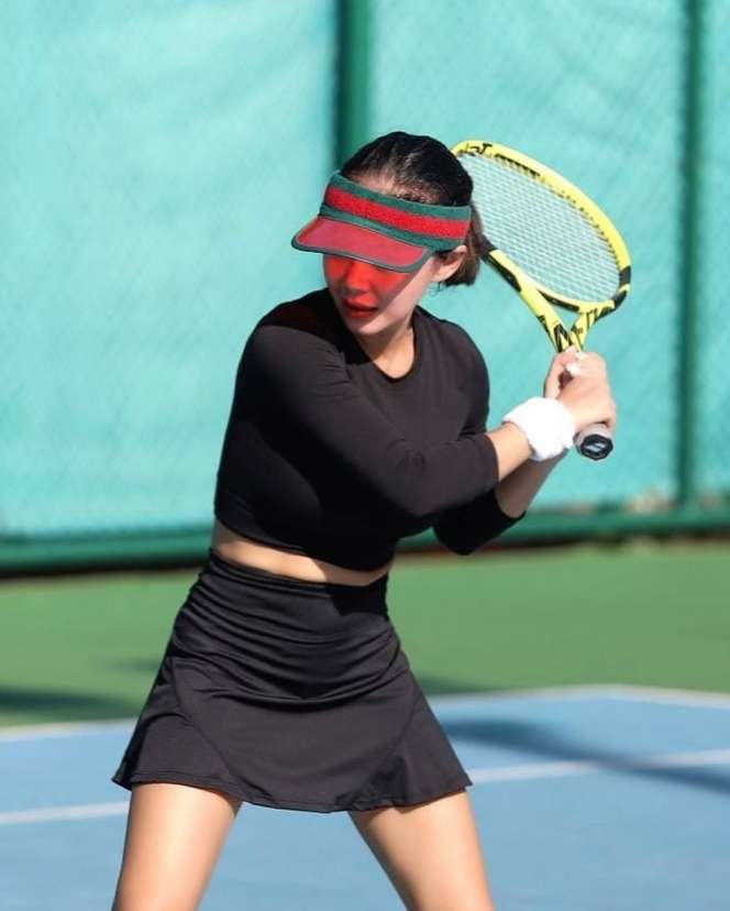 Potret Yuni Shara Main Tenis, Netizen Salfok Kebagian Ini