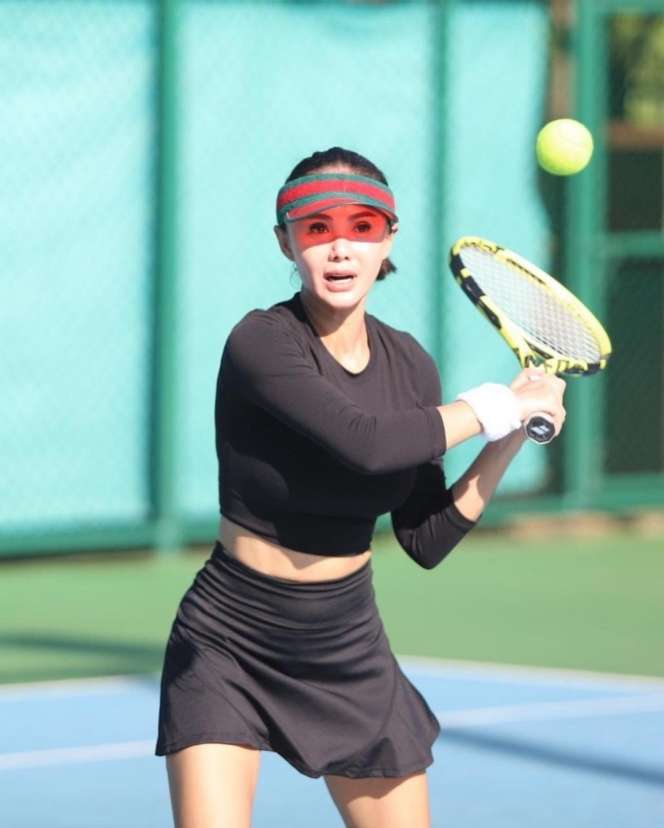 Potret Yuni Shara Main Tenis, Netizen Salfok Kebagian Ini